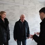 Виктор Якимов и Анна Соломеина проинспектировали капремонт больниц Каменска-Уральского