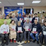 Партийцы помогли ветеранам Пойковского освоить игру в шахматы