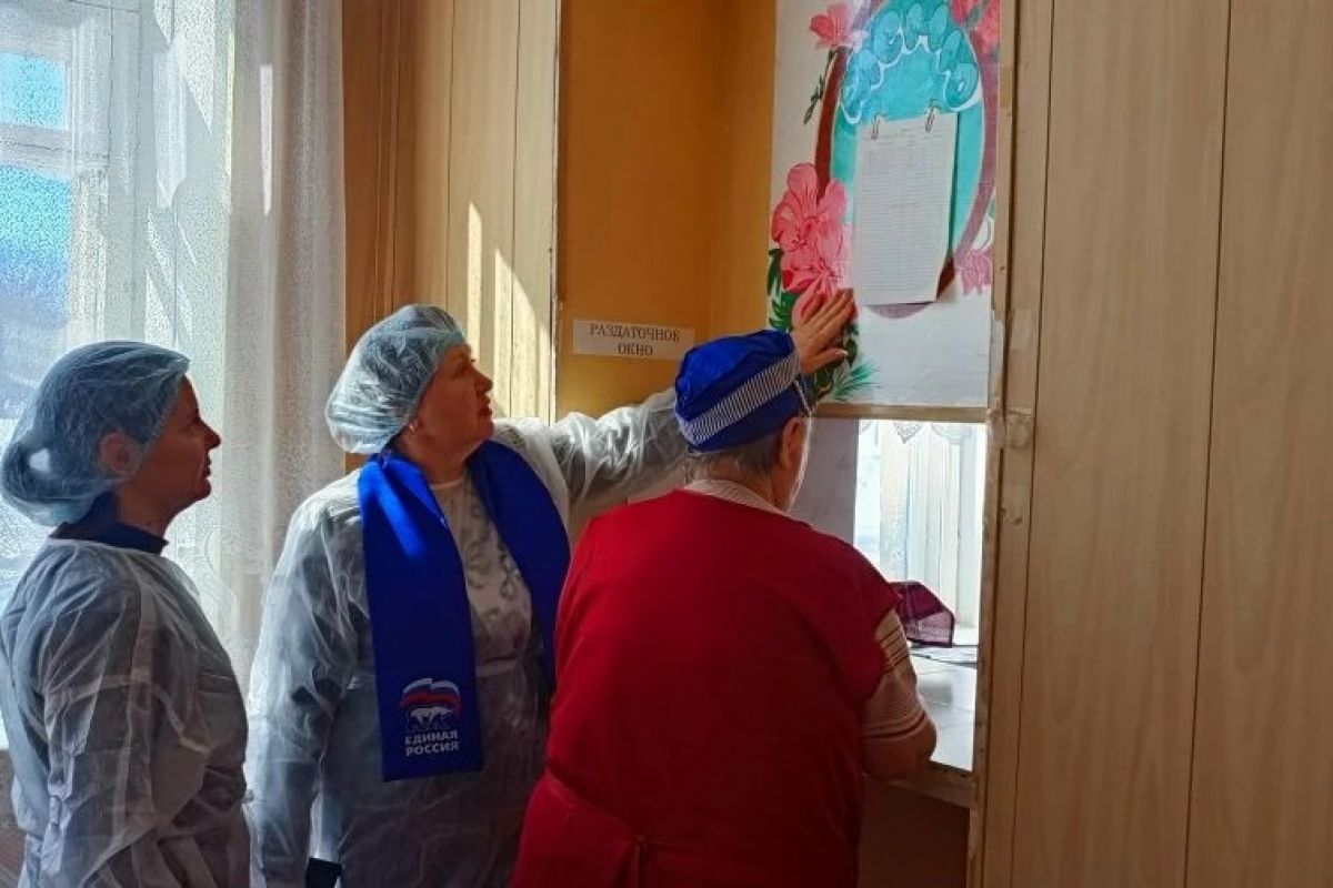 Партийцы проверили качество питания в Покрово-Марфинском филиал Знаменской средней школы