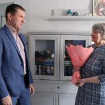 Сергей Буяков поздравил маму военнослужащего с Международным женским днём