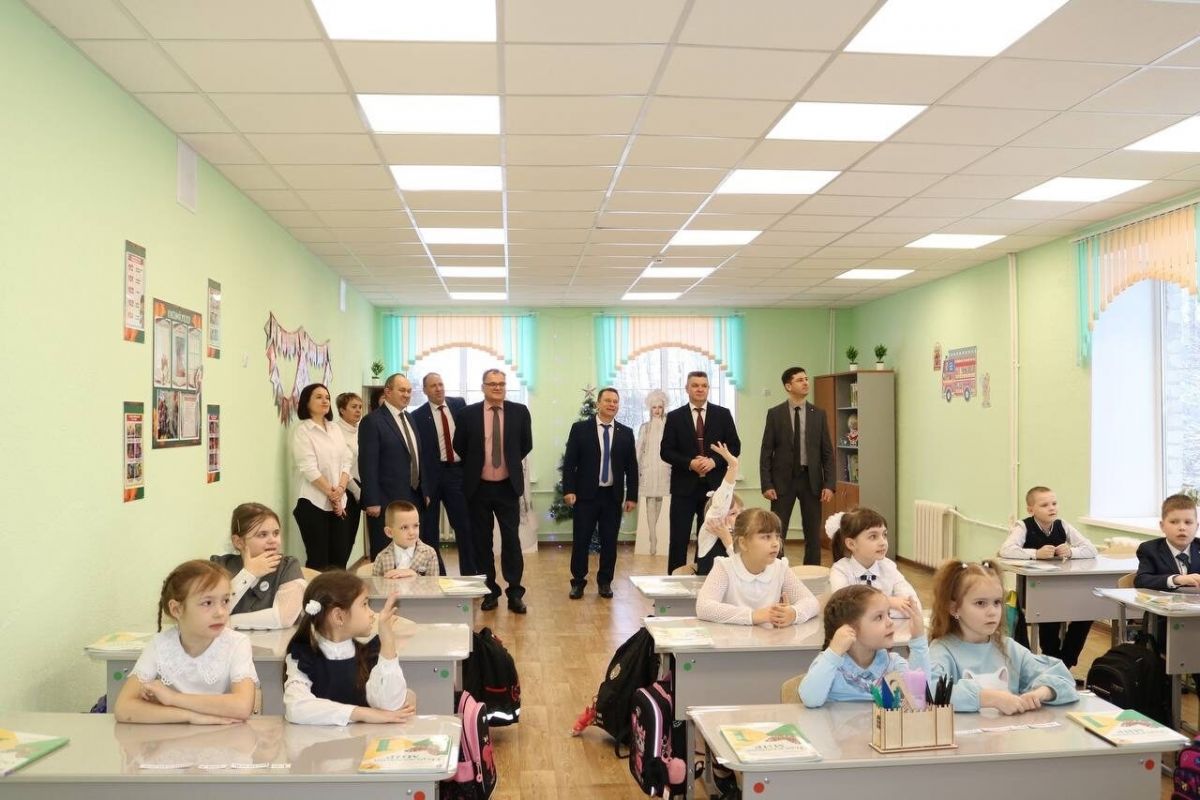 В Комаричах Единая Россия оценила качество капитального ремонта второго корпуса школы №2