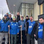 Врачи поблагодарили партийцев Котловки за расчистку снега на территории городской поликлиники