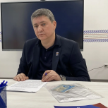 Участник предварительного голосования «Единой России» навестил многодетную семью, которой он помог приобрести дом