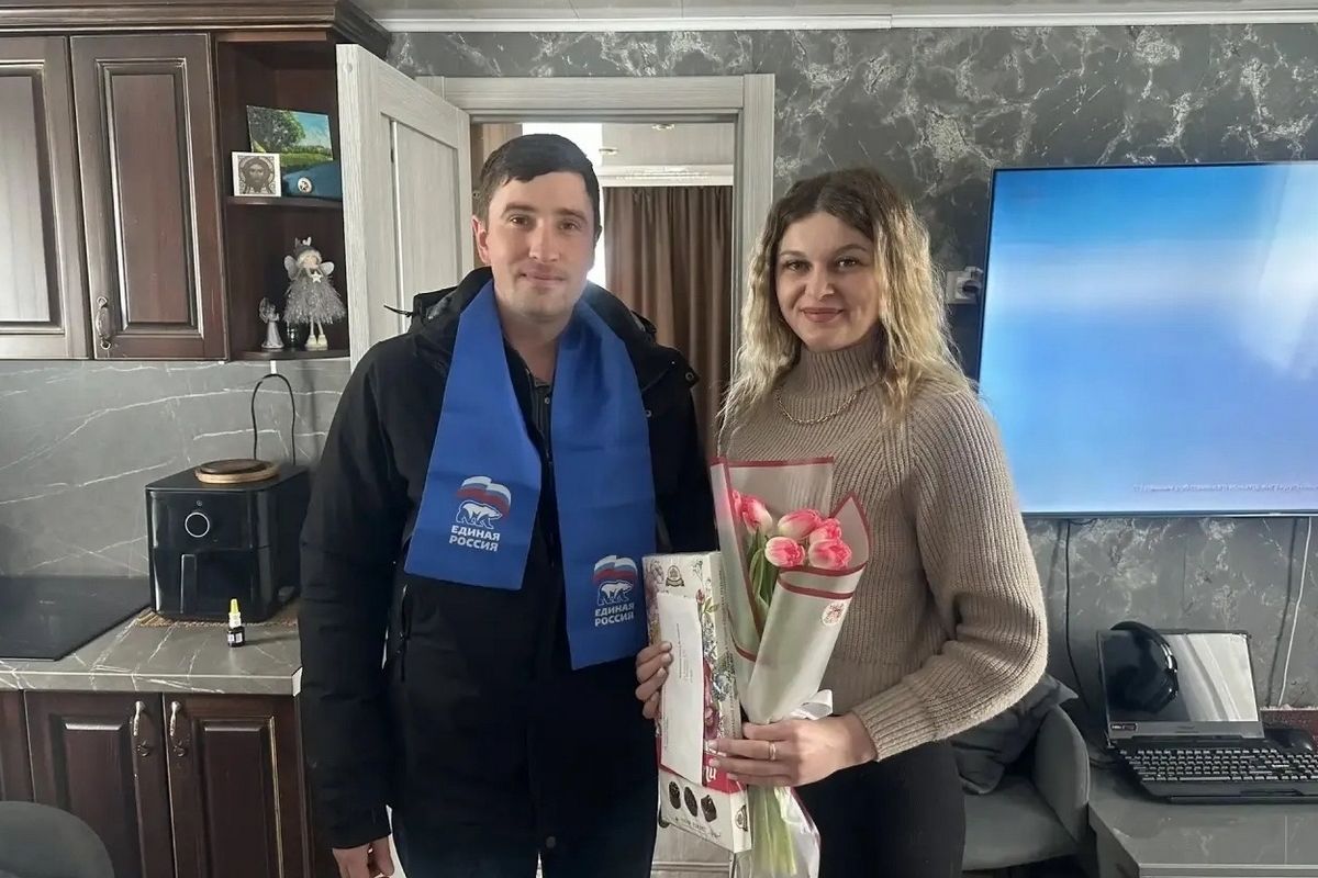Осинниковские единороссы поздравили матерей и жен участников СВО