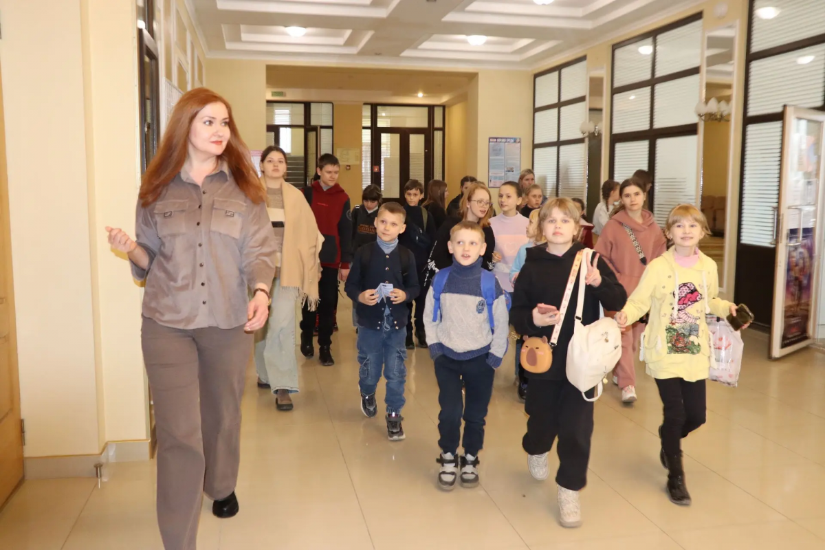 Школьникам Северодонецка и Лисичанска показали закулисье Дворца культуры