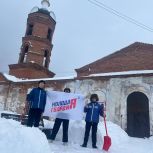 Активисты Молодой Гвардии города Салавата убрали снег на территории храма в селе Воскресенское