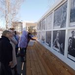 В центре Брянки открылась уличная фотовыставка об артистах военных лет