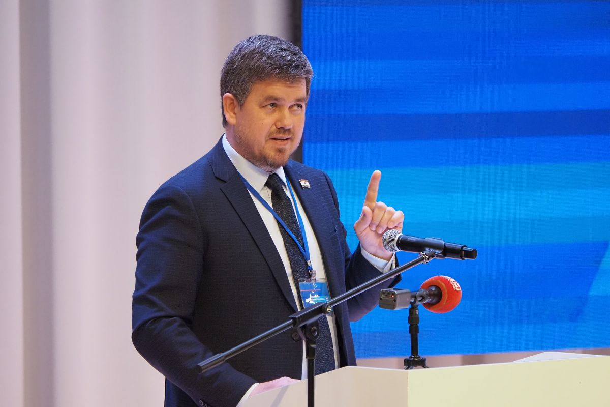 Евгений Ледяйкин: "Мы привыкли, что бизнес - это просто спонсор. Но сегодня мы видим, что бизнес стал полноправным соинвестором образования"