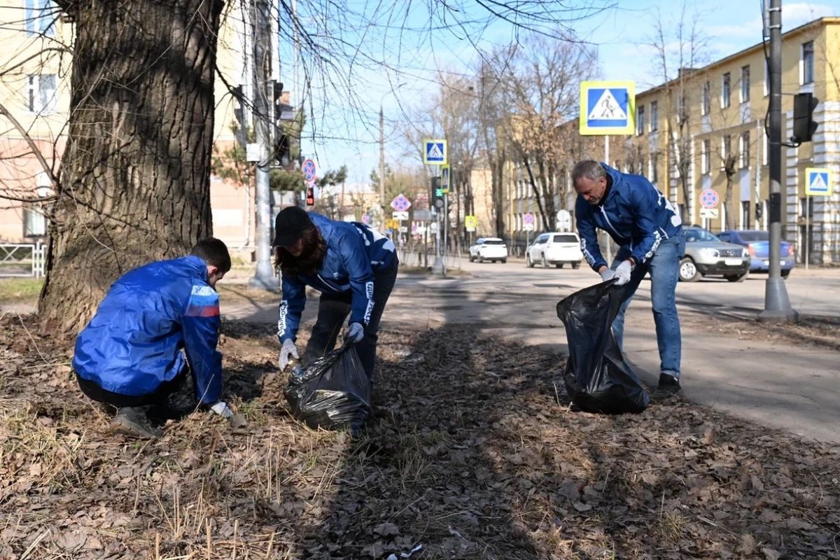 Старт весеннему месячнику по благоустройству дали партийцы "Единой России" в Великих Луках