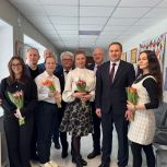 «Вы делаете наш мир светлее, добрее и прекраснее»: единороссы поздравили петербурженок с 8 Марта
