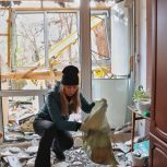 Партийцы «Единой России» помогают приводить в порядок дома, пострадавшие после ночного обстрела ВСУ