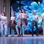 «Молодая Гвардия» в Верхнеуральске подарила праздничное настроение жительницам