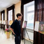 При поддержке «Единой России» в Октябрьском открыли фотовыставку «Семья Героя СВО»