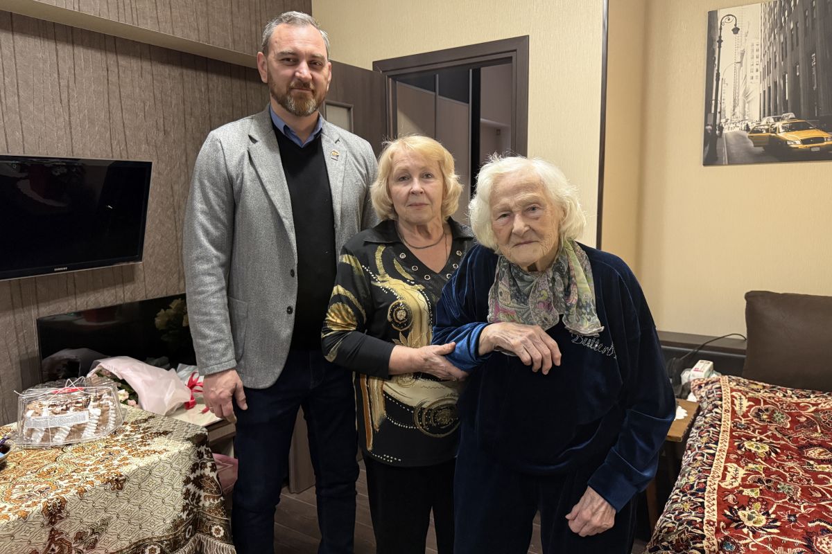 Дмитрий Хорошилов поздравил со 100-летием ветерана Зою Приходько