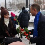 Вручение цветов и музыкальный подарок: «Единая Россия» поздравила омичек с 8 Марта