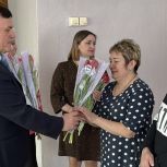 Партийцы поздравили женщин-волонтёров и трудовые коллективы с 8 Марта