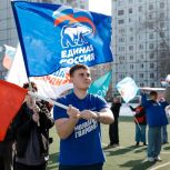 В Самаре молодогвардейцы развернули 60-метровый флаг и выстроились в слово «КРЫМ»