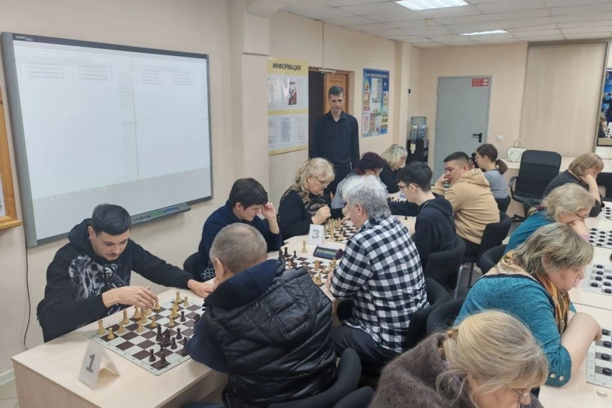«Единая Россия» провела мастер-класс по игре в шахматы для пенсионеров Пойковского (ХМАО)