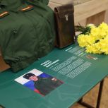 При поддержке «Единой России» в Омском музыкально-педагогическом колледже установили Парту Героя