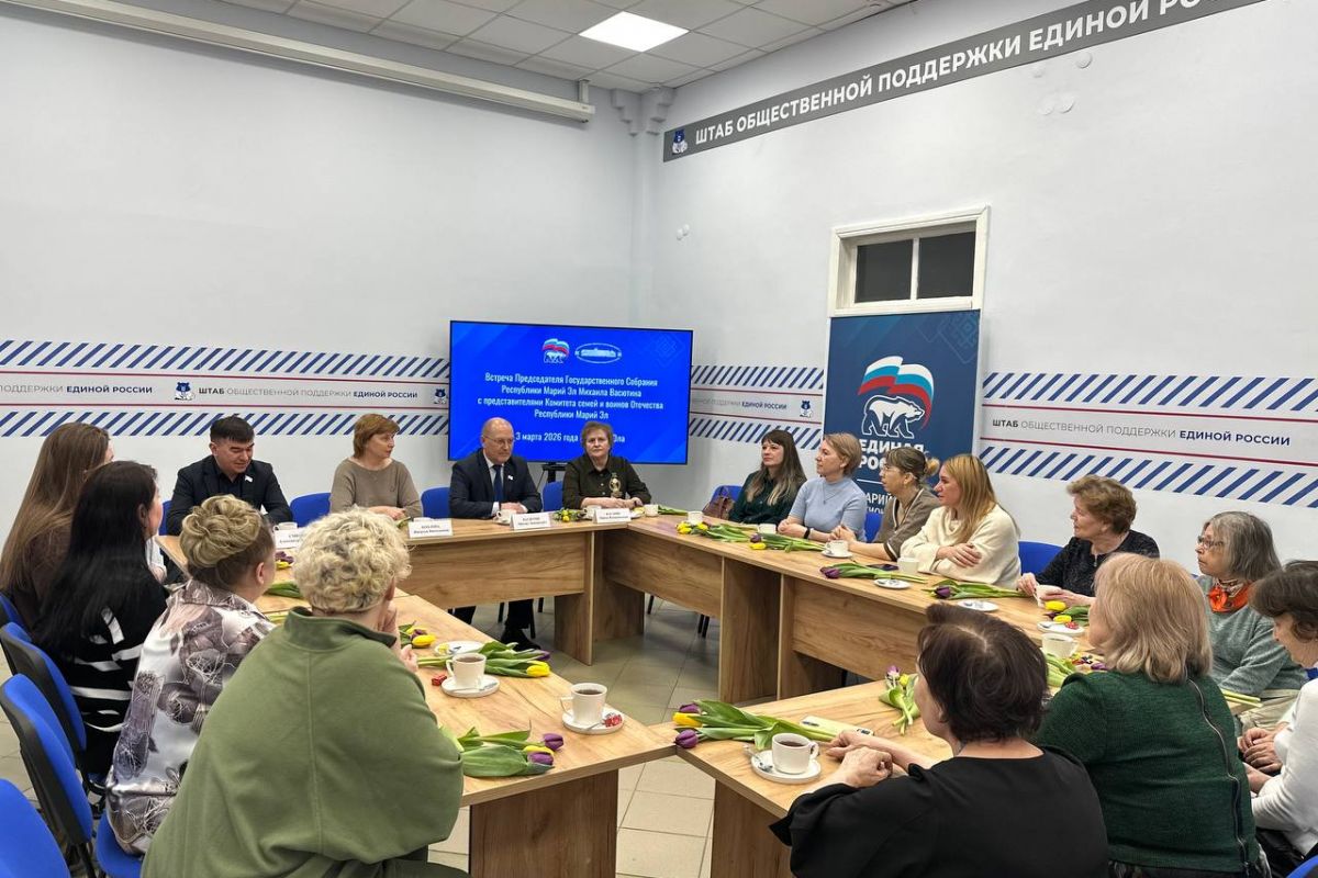 В штабе общественной поддержки «Единой России» Михаил Васютин поздравил женщин Комитета семей воинов Отечества с предстоящим Международным женским днем