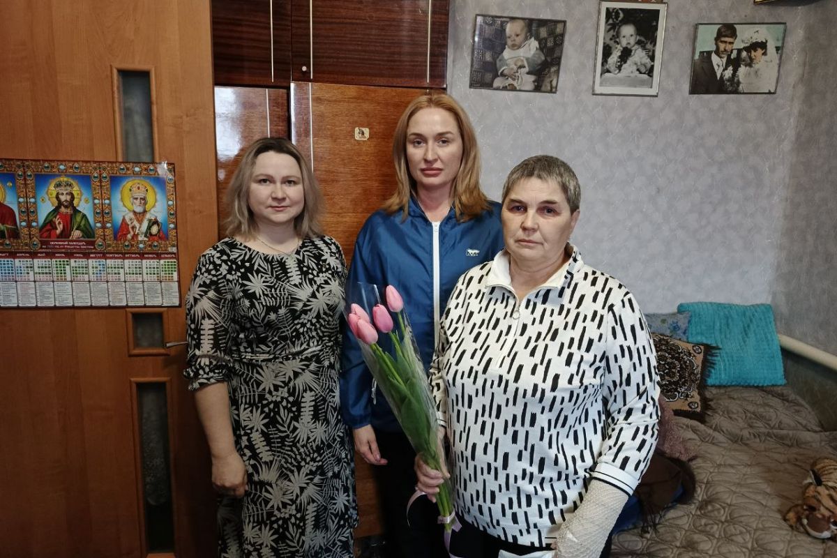 «Цветы мамам Героев»: Единороссы поздравили матерей участников СВО с Международным женским днем