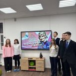 Сторонники «Единой России» провели для школьников интеллектуальную игру «РИСК: Женщины-Герои»