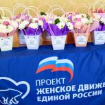 В посёлке Красногвардейском в Крыму активистки «Женского движения Единой России» организовали акцию «Цветы мамам Героев»