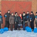 Студенты из Ишимбая помогли пенсионерке расчистить снег у дома