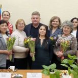 Активисток волонтерских групп поздравили с 8 марта