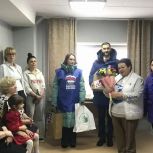 Мурманские партийцы поздравили женщин, проживающих в ПВР