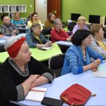 В Магадане «Единая Россия» помогает старшему поколению уверенно осваивать цифровые технологии