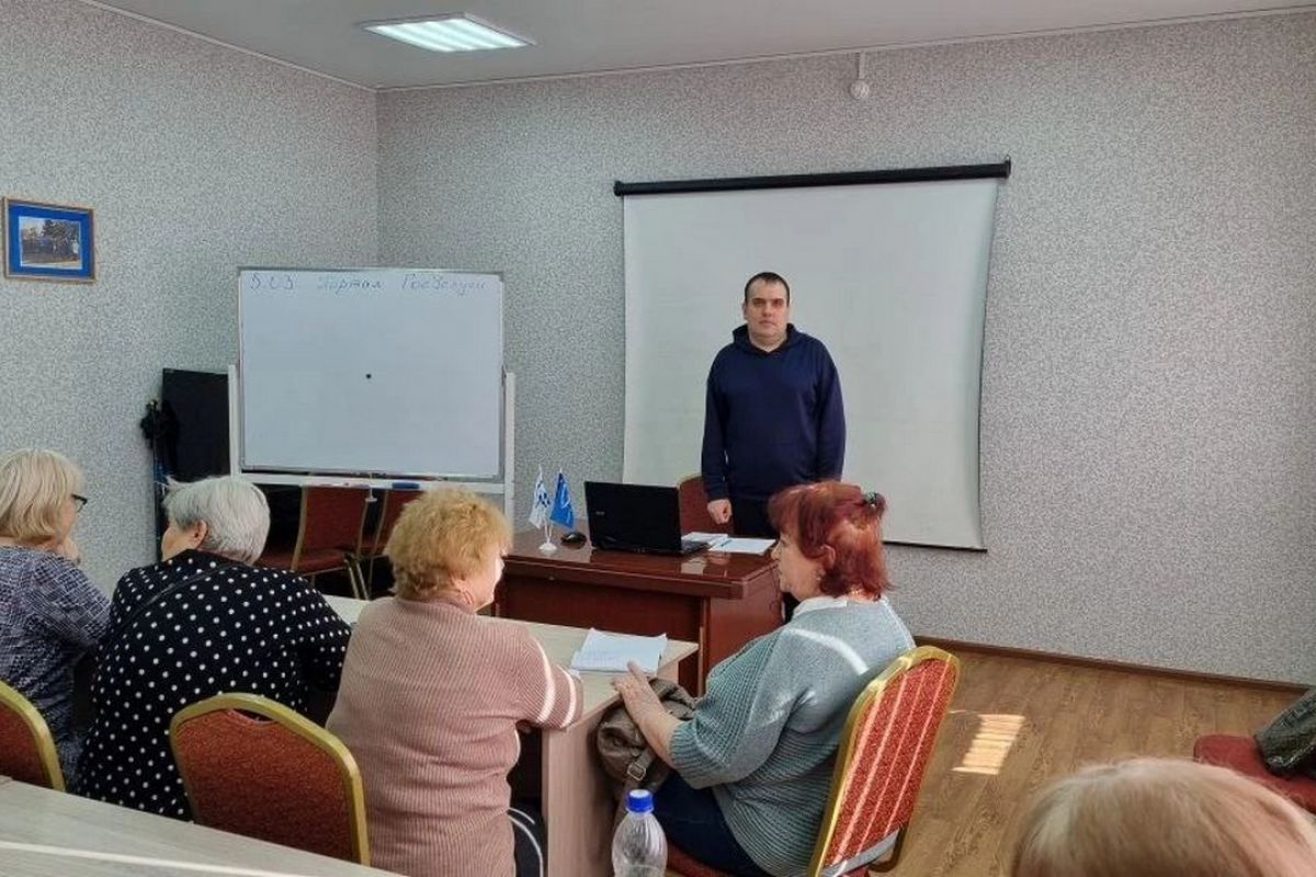 На занятии в рамках партпроекта «Старшее поколение» иркутяне осваивали портал «ГосУслуги»