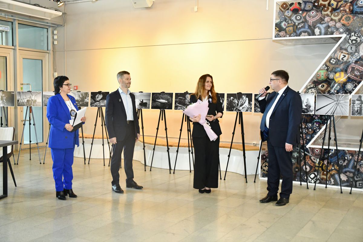 «Единая Россия» в преддверии 8 Марта открыла фотовыставку  в столице Чукотки