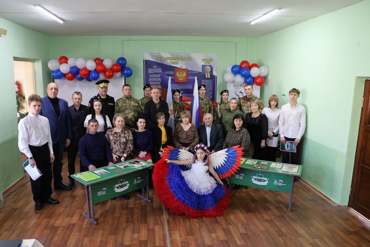 «Единая Россия» установила две Парты Героя в селе Роскошное в ЛНР