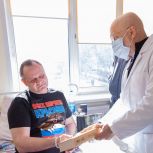 Элиссан Шандалович проведал участника СВО, который восстанавливает здоровье после ранения