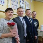 Депутаты «Единой России» Виктор Гмырин, Сергей Езынгов и Данила Хмаренко посетили клубы Лесозавода, чтобы лично поздравить участниц с наступающим Международным женским днем