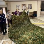 «Старшее поколение» Ямальского района изготавливает маскировочные сети для бойцов СВО