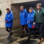 Молодогвардейцы возложили цветы к Вечному Огню на Мамаевом Кургане