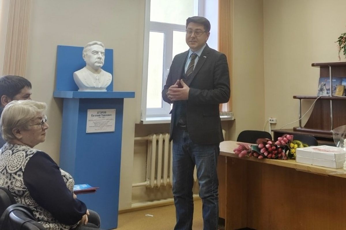 Депутат Госдумы Александр Спиридонов встретился с женщинами- ветеранами Севмаша
