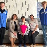 Молодогвардейцы Зеленодольска навестили маму Героя России