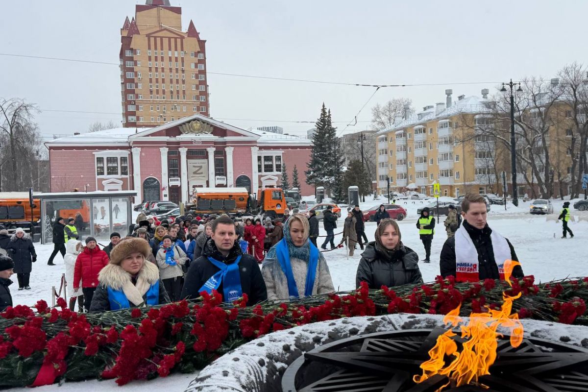 «Единая Россия» почтила память бойцов Уральского добровольческого танкового корпуса