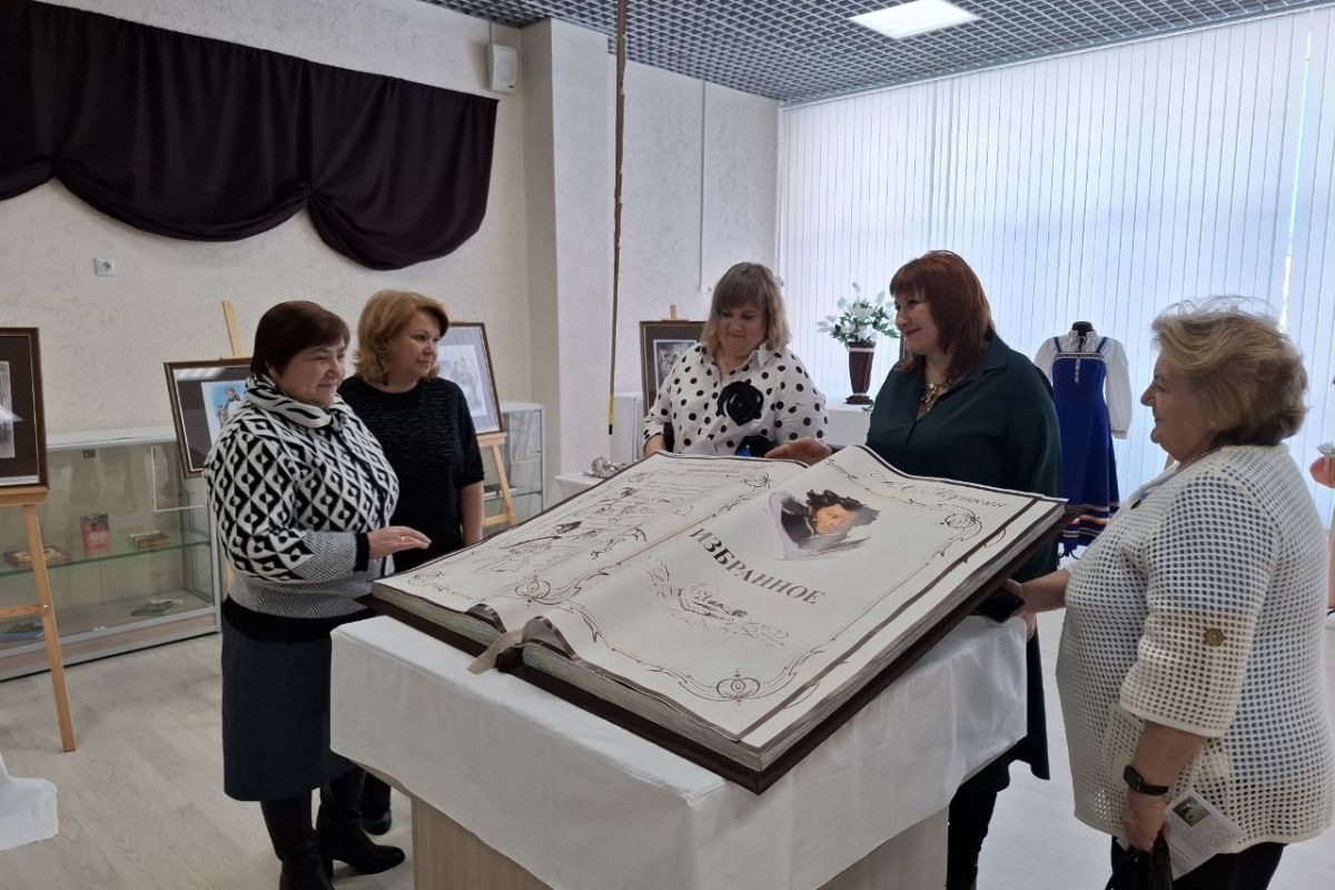 Погружение в пушкинскую эпоху: выставка рисунков известного художника-иллюстратора Алексея Рейпольского состоялась в Лукояновском округе
