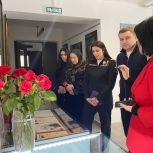 Депутат Государственной Думы Артём Бичаев встретился с участницей СВО Умрайган Батырмурзаевой в Музее боевой славы