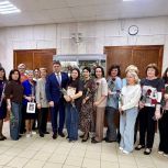 Депутат «Единой России» Владимир Влазнев поздравил коллектив школы искусств в Азове