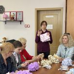Активистки «Единой России» северо-запада Москвы связали тёплые пледы для малышей, родившихся раньше срока