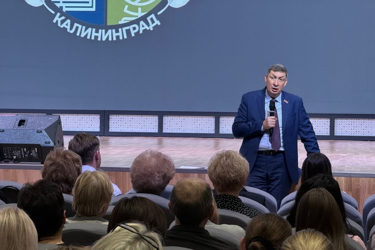 По проекту «Новая школа» Евгений Верхолаз встретился с педагогическим составом школы №50 города Калининграда