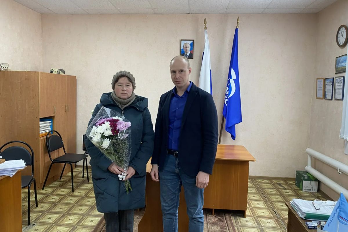 Единоросс Петр Чепурин поздравил почтальона Юлию Михееву с 8 Марта и пригласил участвовать в конкурсе