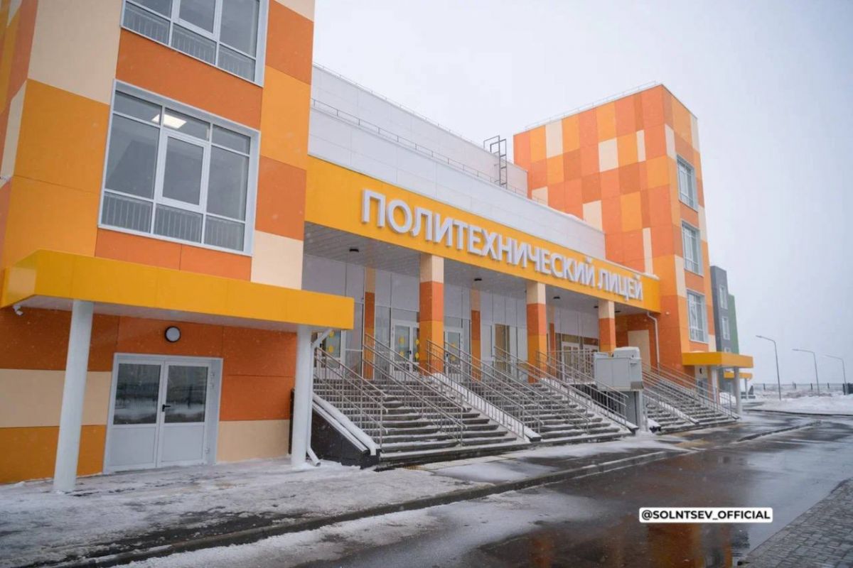Партийцы приняли участие в открытии крупнейшей школы региона