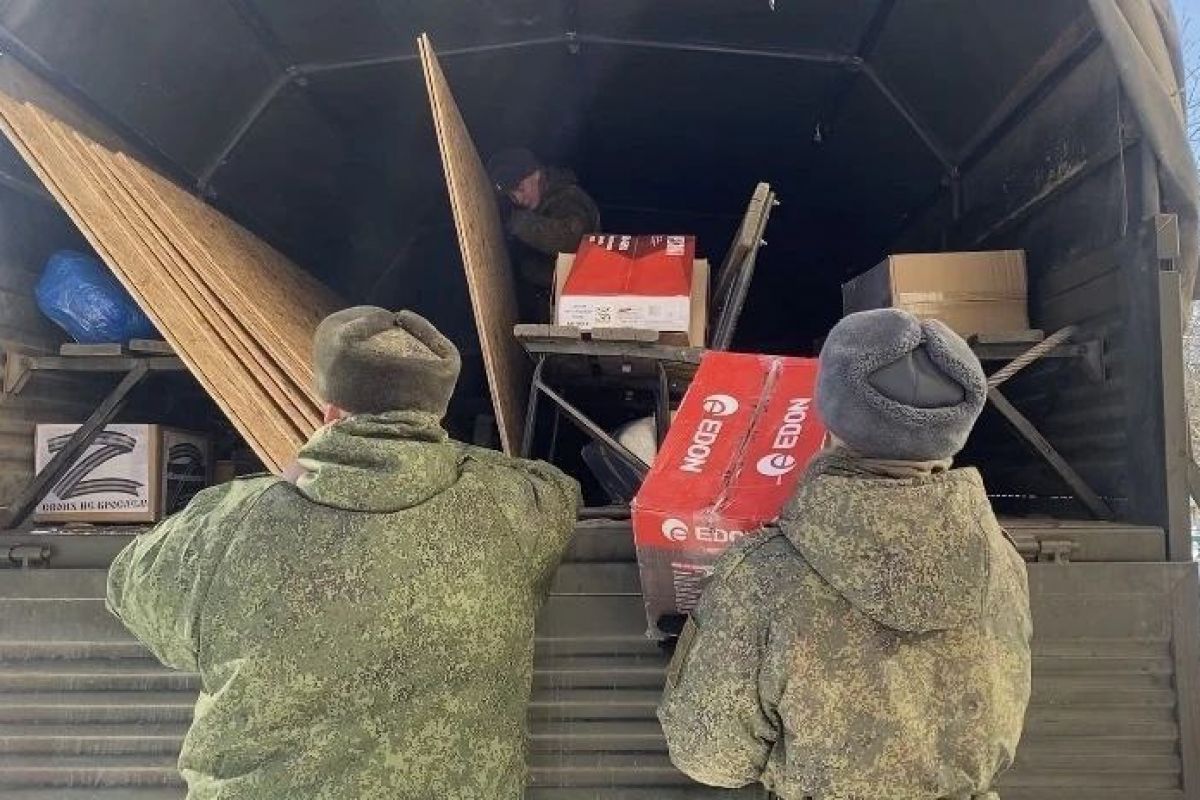 Партийцы приняли участие в сборе посылок бойцам