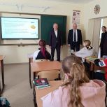 «Школа – это ключевой объект»: краевой депутат оценил ремонт учебного заведения в Краснореченском